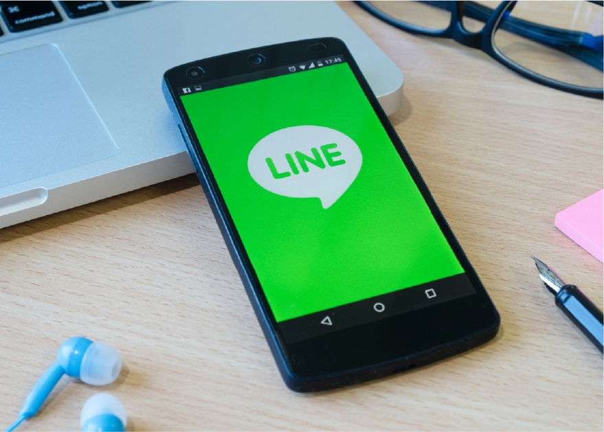 スマートフォンに表示されるLINEのマークの写真